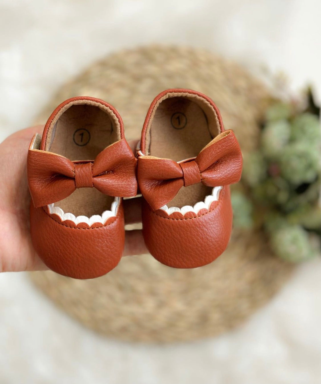 Zapatillas con detalle de lazo.