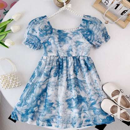 Vestido azul con flores.