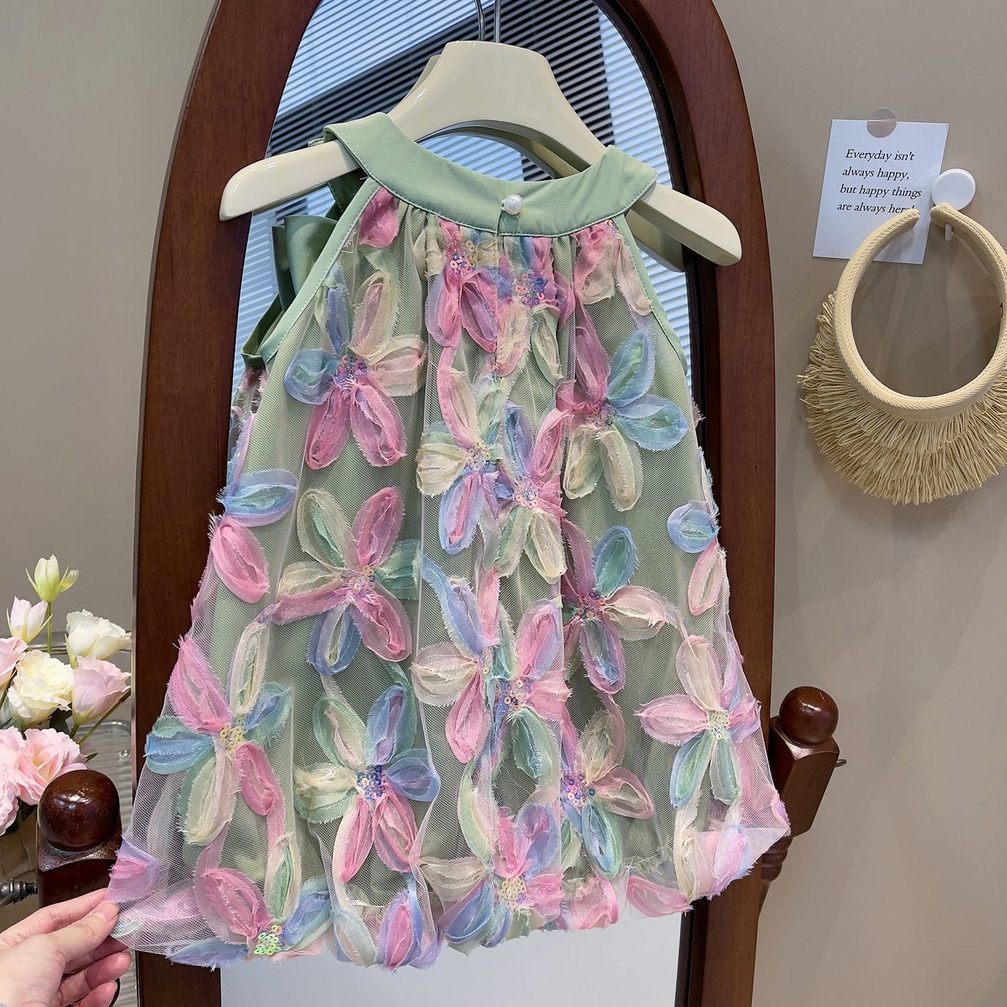 Vestido sin mangas con flores.