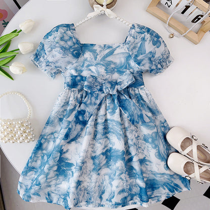 Vestido azul con flores.